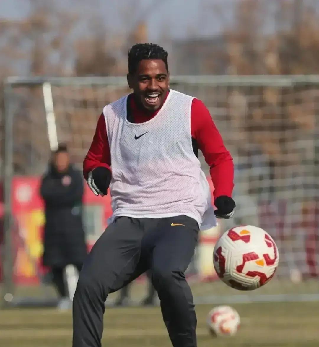 3外援走光，亚泰还冲超？
 
贝里奇刚解约，罗西奇、苏祖也打包行李。中甲只能留3