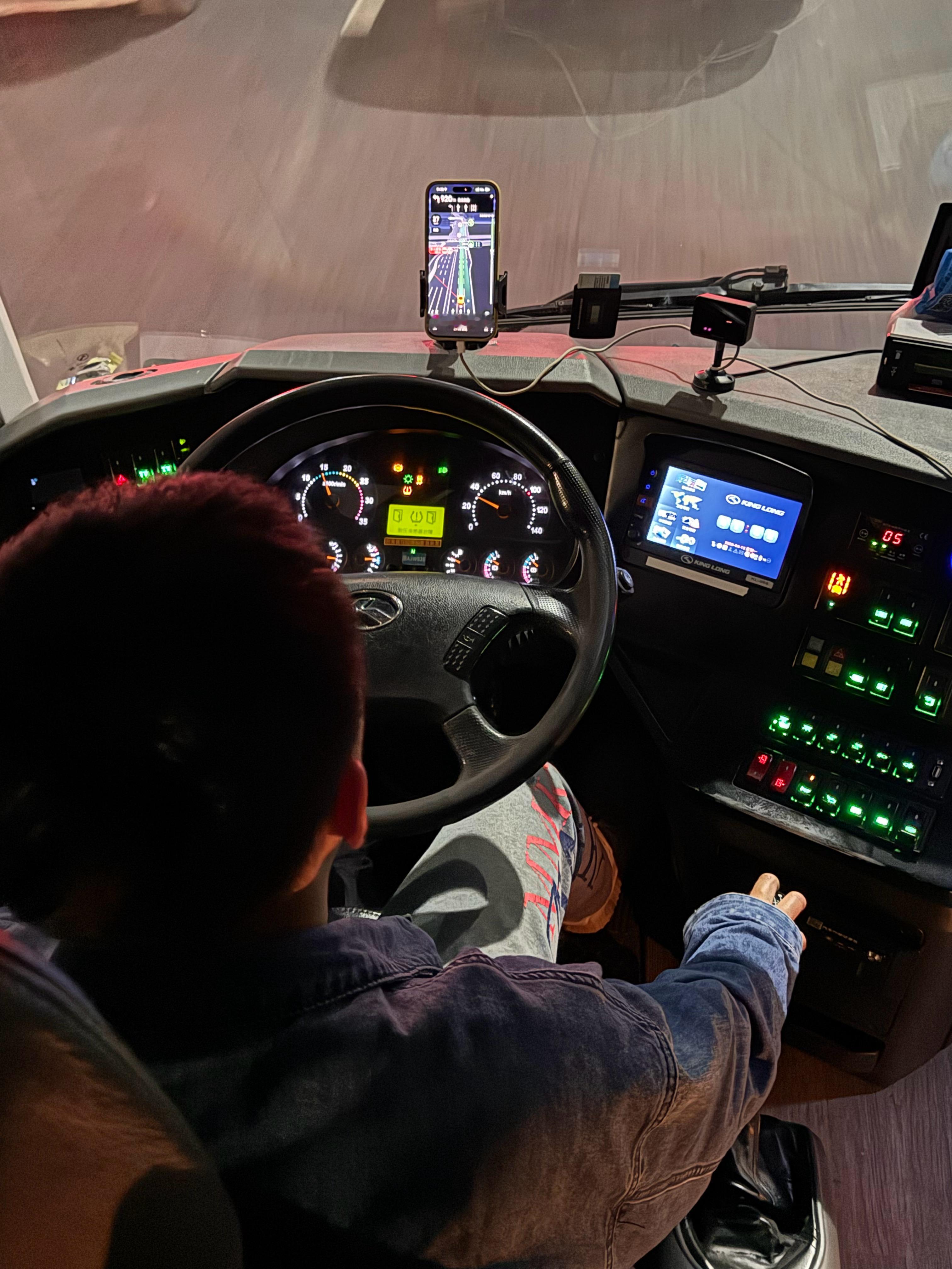 大巴车师傅要带人漂移了，好激动！坐车的时候探出头想看看师傅咋开的手动挡，是不是之