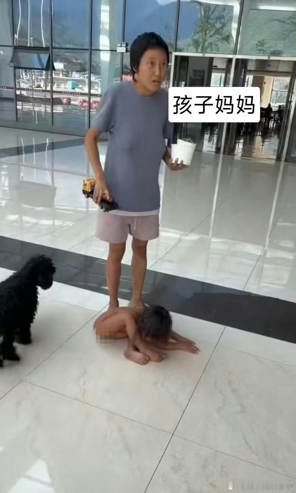 野人孩子已出现动物化特征教育可以多元，但不能突破底线；自由要有边界，绝不能以孩子