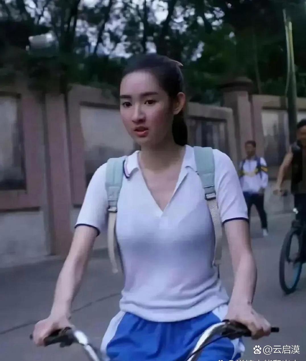 导演‏‏拍这种戏居然一点都不‏脸红，⁠﻿怎么做到的？脸⁠皮也太厚了吧。⁠⁠ 