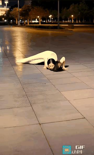 这身材这舞蹈不知道练了多少年，身体柔韧性真是强，于是我想起了几句老话“台上一分钟