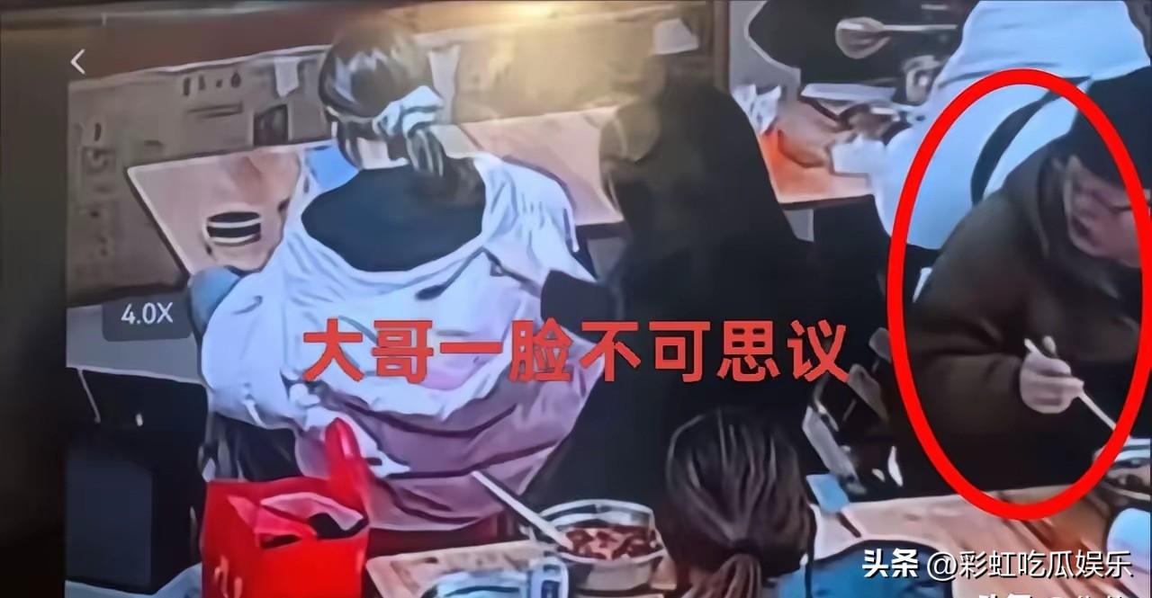 与泼螺蛳粉黑衣女同行的人不是她女儿，而是她闺蜜，全程看到她的报复没有制止，反而与