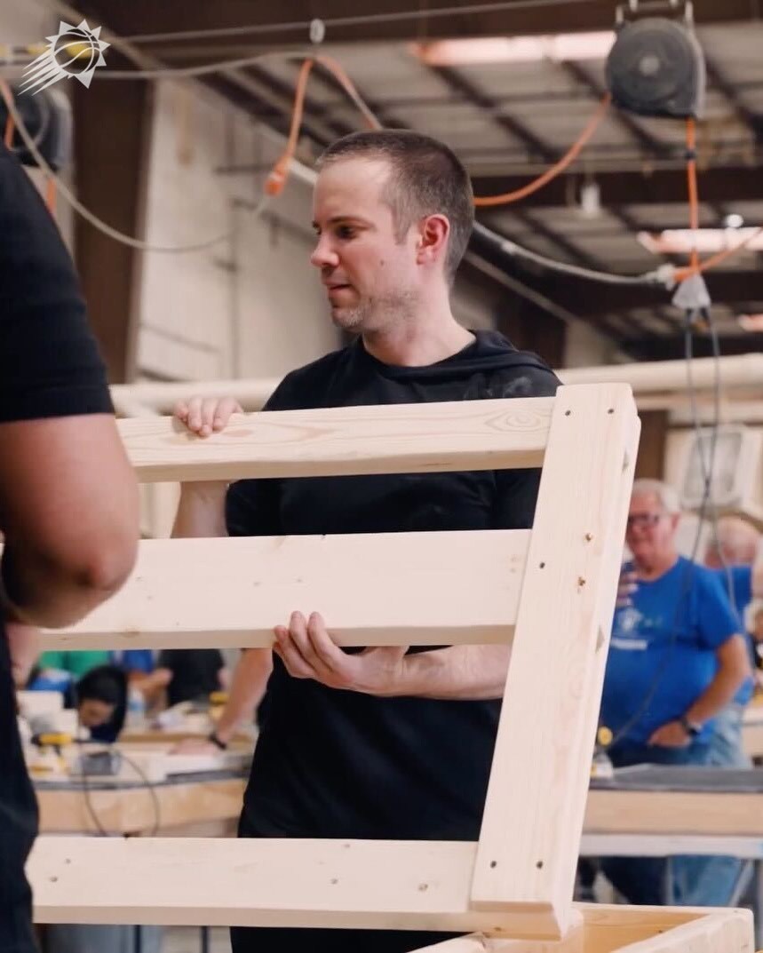 孩子们的床是太阳教练组装的 💜 球队教练组来到慈善机构shpbeds建造床铺，