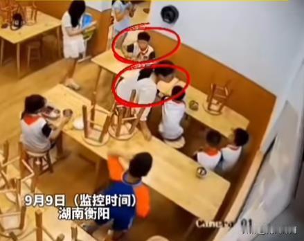 近日，在某托管班内发生了一起令人愤慨的事件。两名孩子在相处中不慎起了冲突，不料，