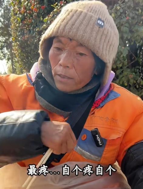 这位59岁环卫工阿姨的日子太让人心酸了！
每月2300块工资刚到手，就被儿子直接