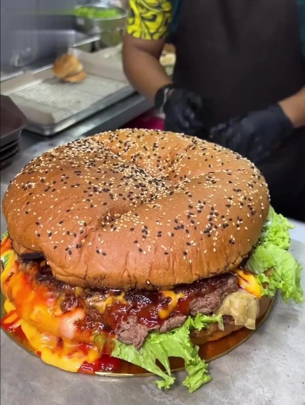 同样是巨无霸汉堡，在韩国卖12500韩元一个，折合人民币60元一个。
在日本卖1