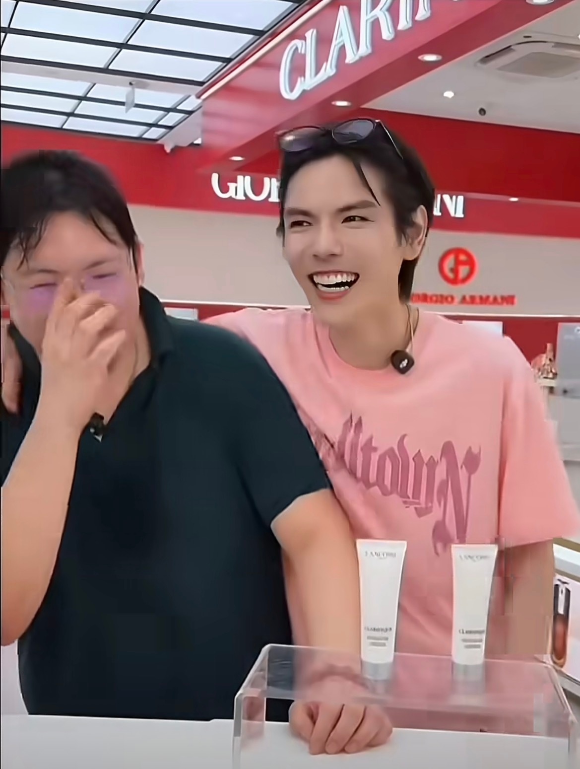 向佐带弟弟向佑直播带货向佐暖心带弟弟向佑同台直播，全程耐心控场主动照顾腼腆的弟弟