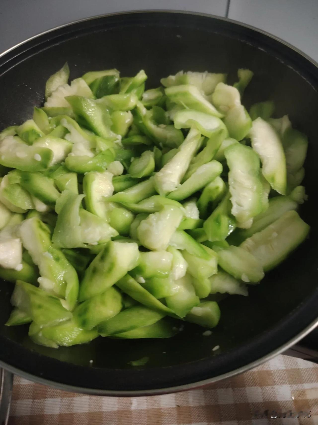 简简单单又一餐，
中午就来个西瓜，
现在天气热，
不知道吃什么，
就这么简单的一