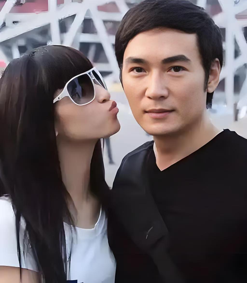 一次，焦恩俊在拍戏时突然接到妻子黄婉林电话，妻子说：“离婚吧，我出轨了...