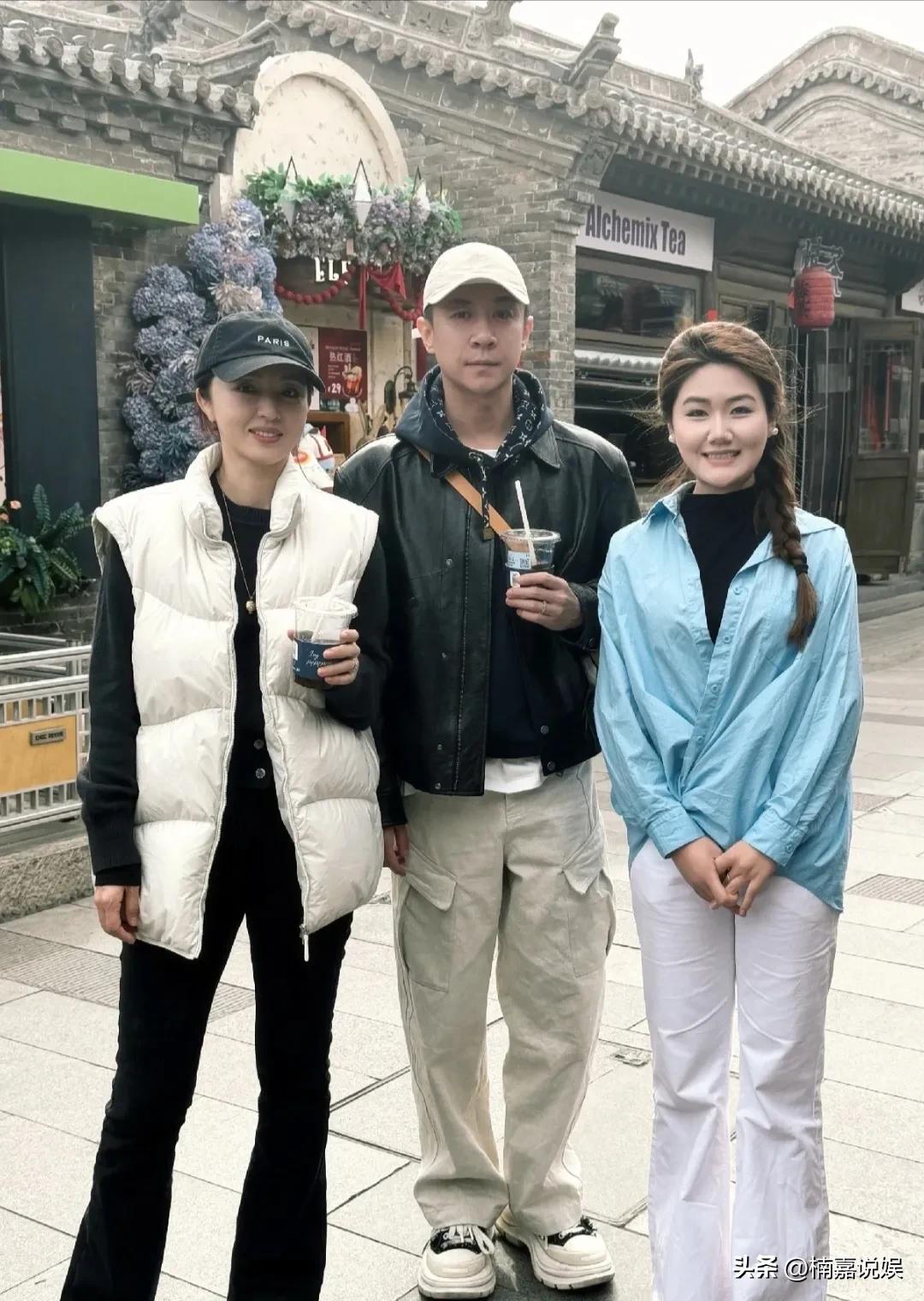 董璇、张维伊现身山西大同，生图的俩人完全看不出年龄差。
清明期间，婚后第一年，张