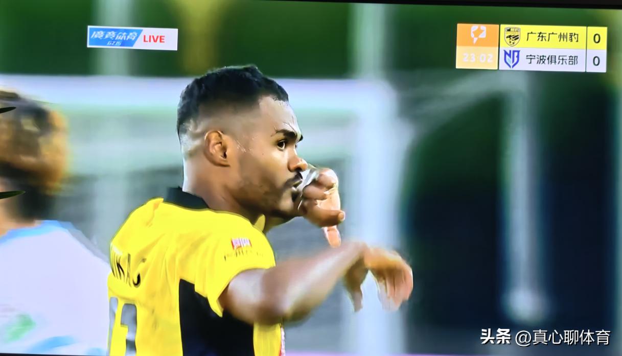 广州豹外援卡马拉为球队获得赛季首个点球[给力][给力][给力]
尼康利用点球打开