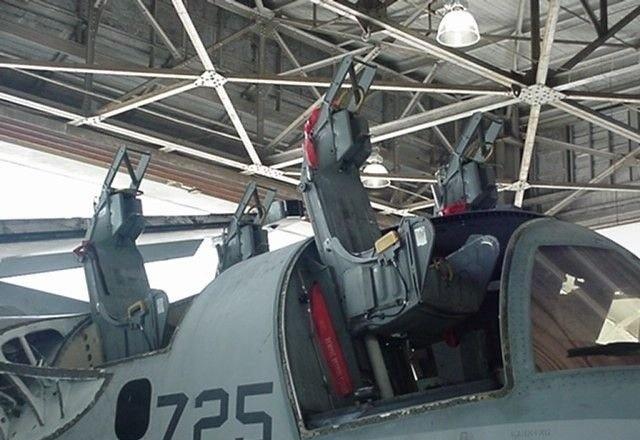 4个S-3的弹射座椅从导轨上提升并固定到导轨顶部。，在某些维护过程中，座椅不需要