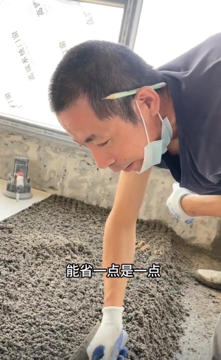 2024年7月，女子的新家搞装修，却遇到一个“最傻”的瓦工师傅！别人两三天就能干