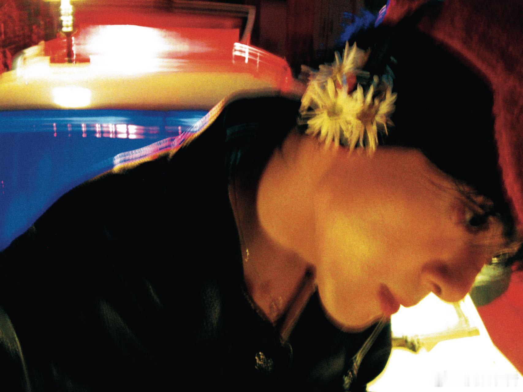 曾舜晞唱出沉溺式心碎 曾舜晞粤语单曲《浆果》今日上线，被MV美学击中了。“一个人