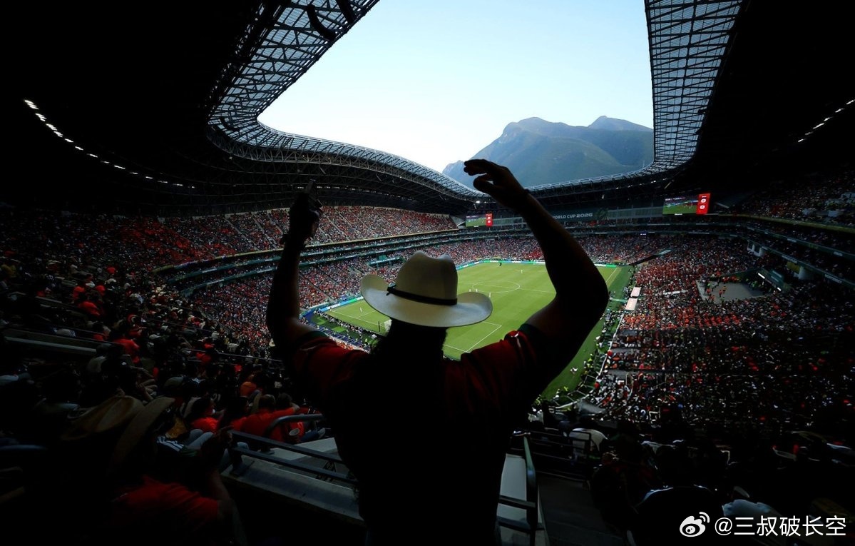 足球盛宴限定名场面，来自五湖四海的球迷围坐一桌，呐喊永远双向奔赴。球赛场外的超燃