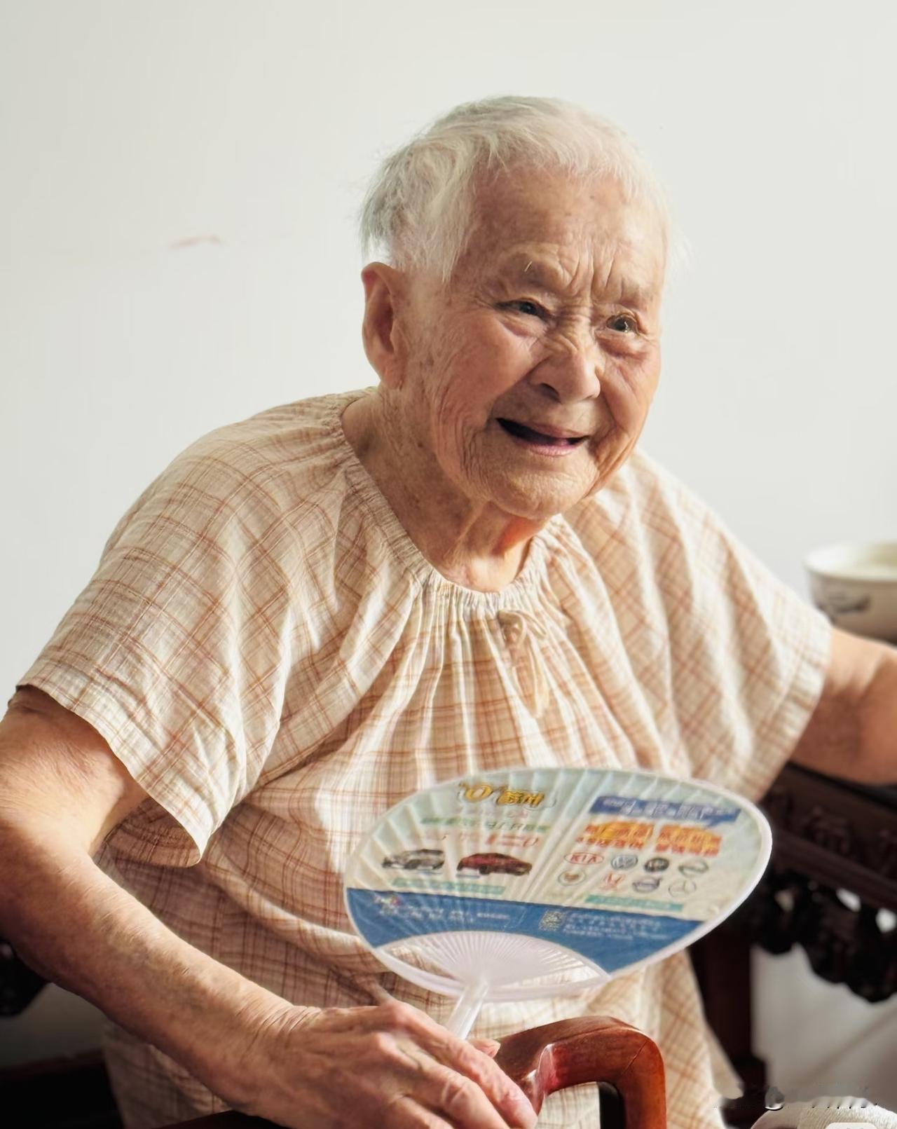 例如：
①传统农耕社会中，老人掌握节气规律、灾害应对（如蝗灾防治、野菜辨识）；