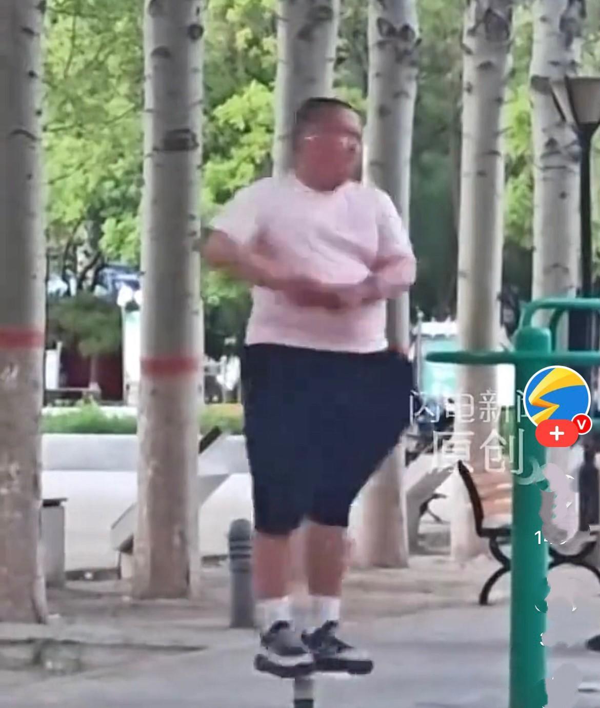近日，内蒙古包头一公园里，一名身材壮壮的男子站上健身器材的旋转小转盘，双脚稳稳踩