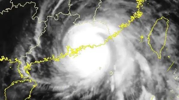 台风“红霞”昨晚连夜加强，今凌晨3点多以14级强台风的威力正面登陆惠州惠东。这风