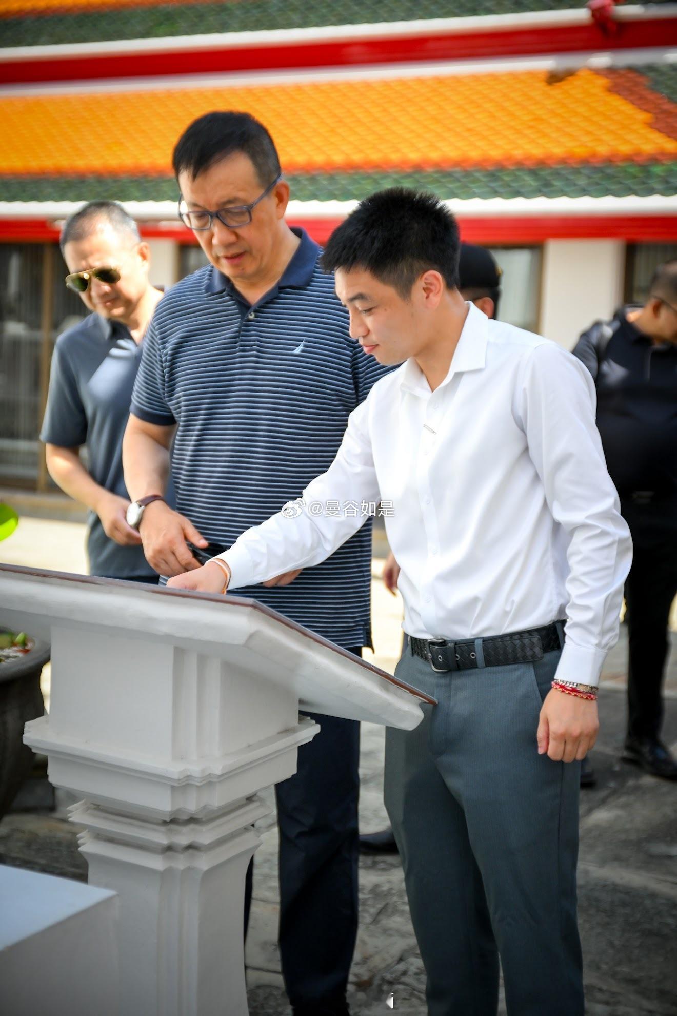 董军  2026.07.26在泰国曼谷参观卧佛寺。Cr：