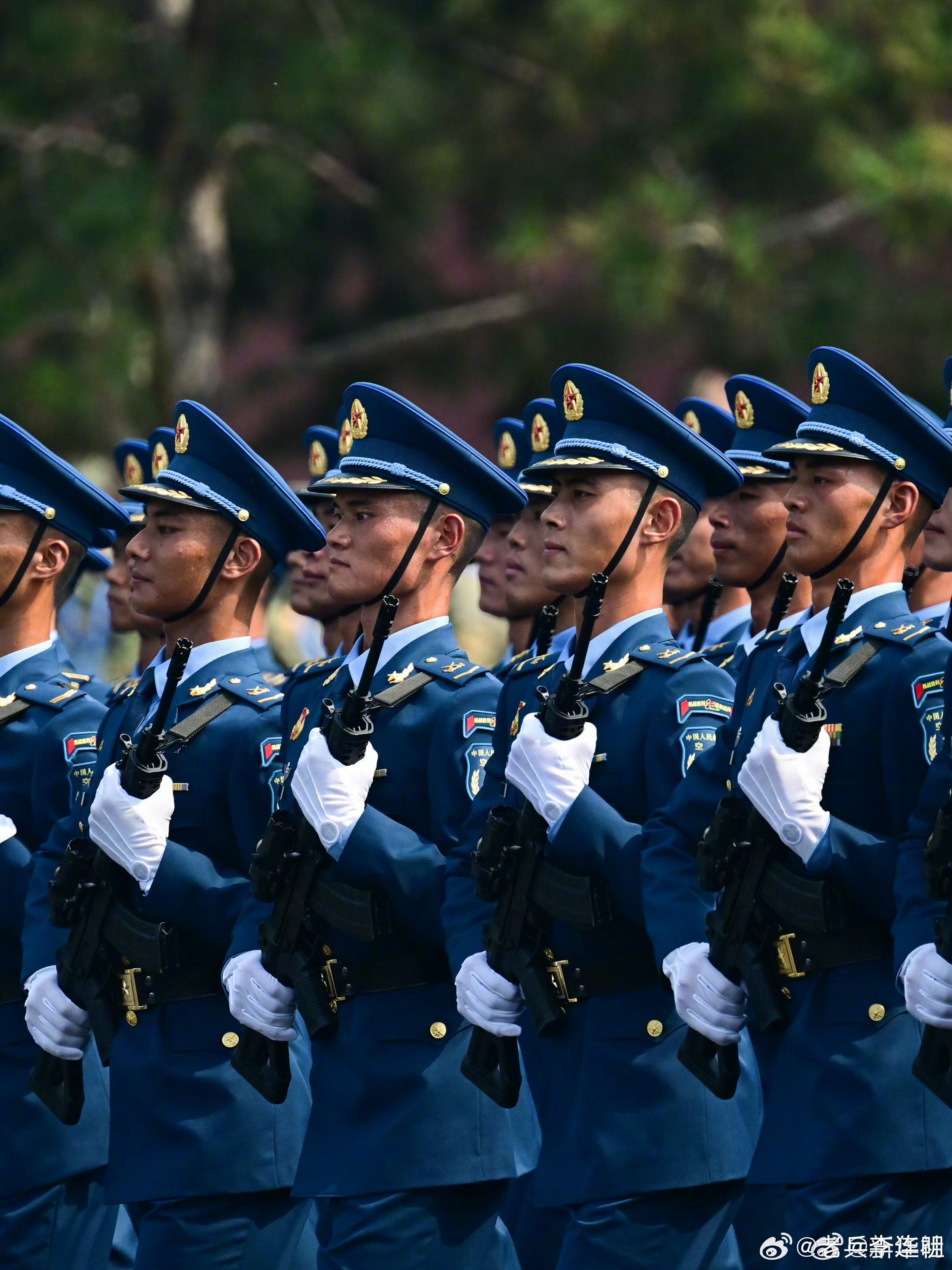 空军[超话] 阅兵仪式上人民空军的飒爽英姿[赞][赞][赞] ​​​