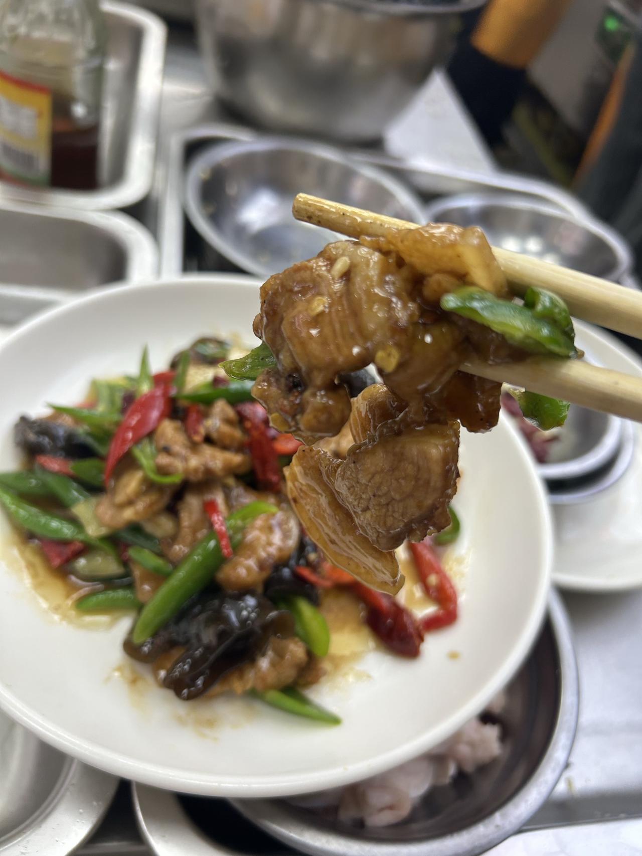 筷挑珍馐味，盘盛色香溢。