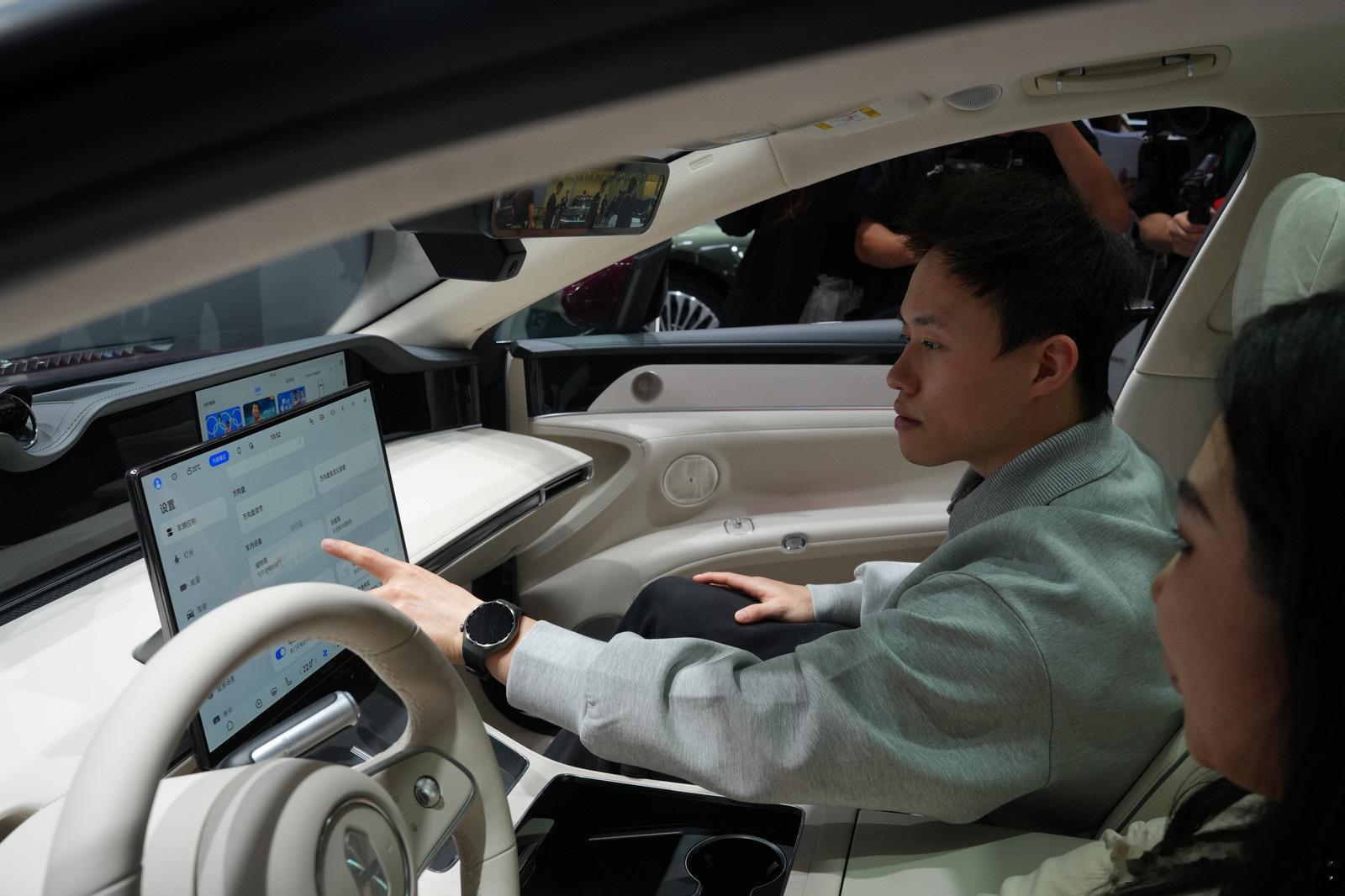 看谢思埸在车展上边喝茶边看车，简直像在街头散步一样自在，潮汕人对茶的热爱真是刻进