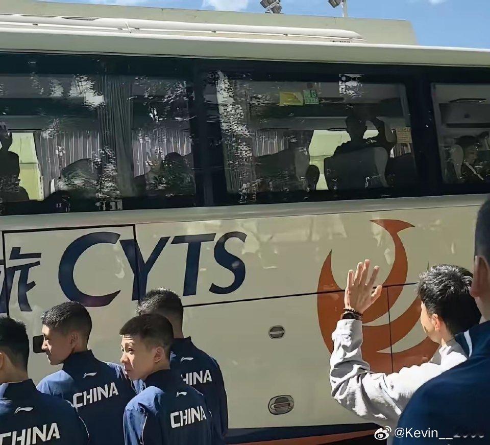 马龙这次为什么不一起跟着队伍上大巴车呢在车上给国乒队员们做做心理辅导也好啊 