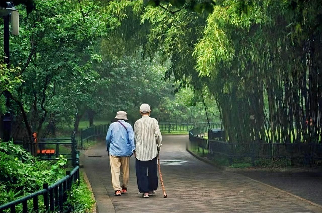 说真的，父母养我小，我肯定得养父母老啊！这事儿压根不用纠结。

小时候爸妈一把屎