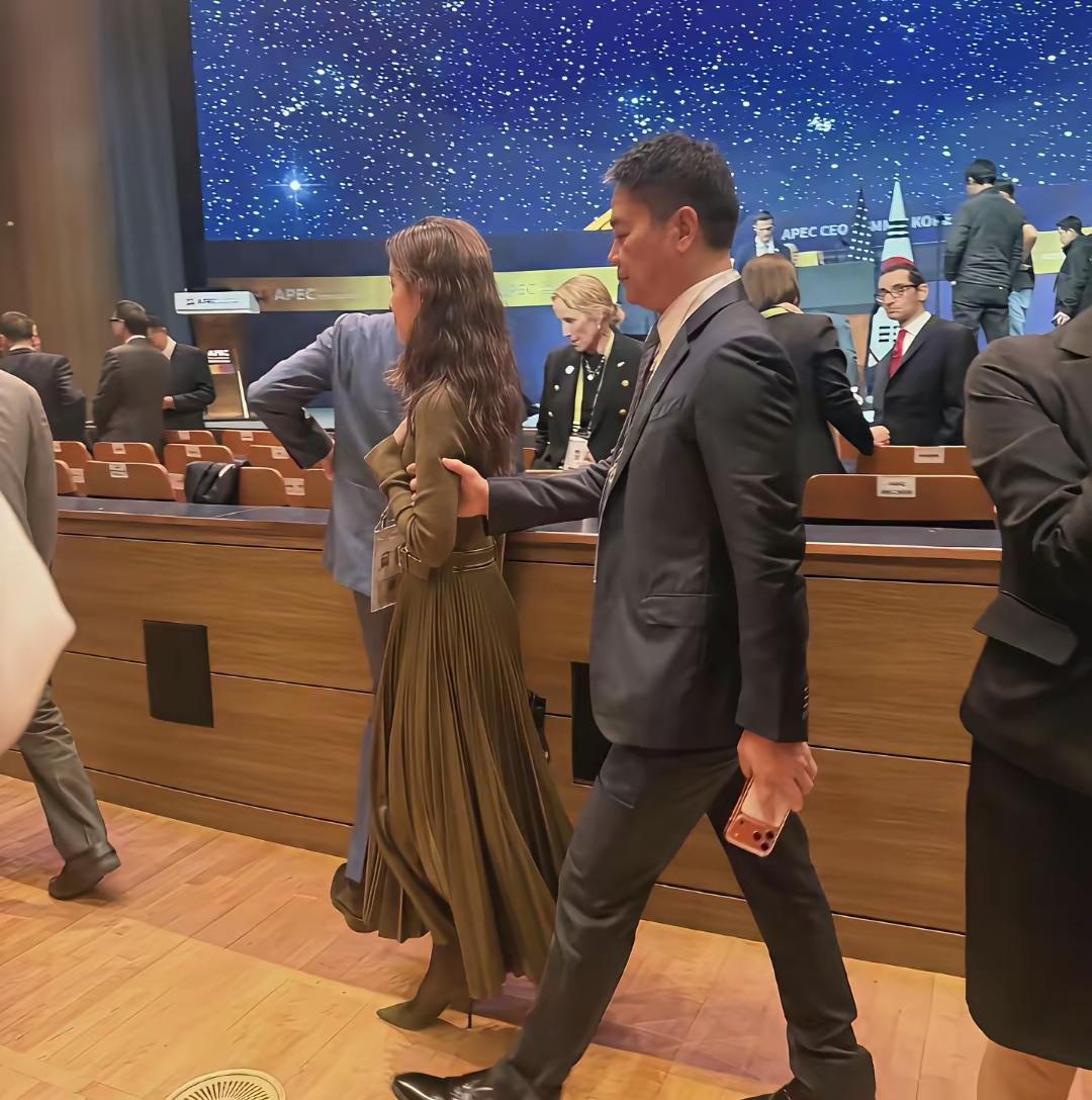 东哥这波操作，把“大佬的反差萌”玩明白了！
 
会议刚结束，奶茶妹妹头也不回往前