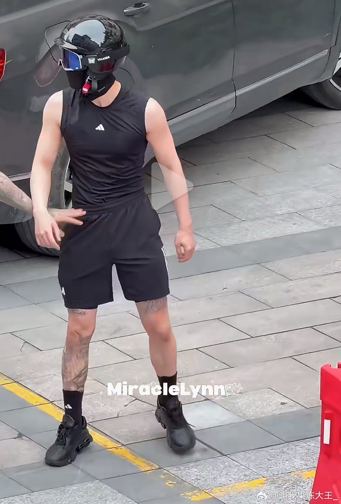 何与腿上是纹身吗，好多纹身啊何与腿上好多纹身何与腿上纹身
