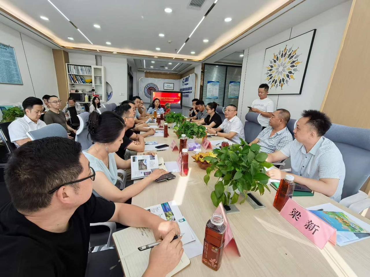 在安顺市政府驻成都办事处的引荐和支持下，各省市驻蓉机构7月9日走进成都安顺商会，
