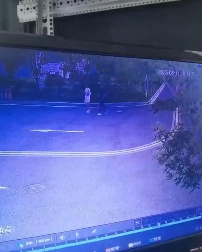 浙江瑞安，女子陪男性朋友回酒店房间换鞋，期间没接丈夫打来的电话。
 
2分钟后，