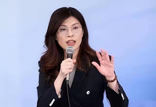 郑丽文现在估计肠子都悔青了。

她给日本熊本地震捐了100万新台币。这笔钱折成人