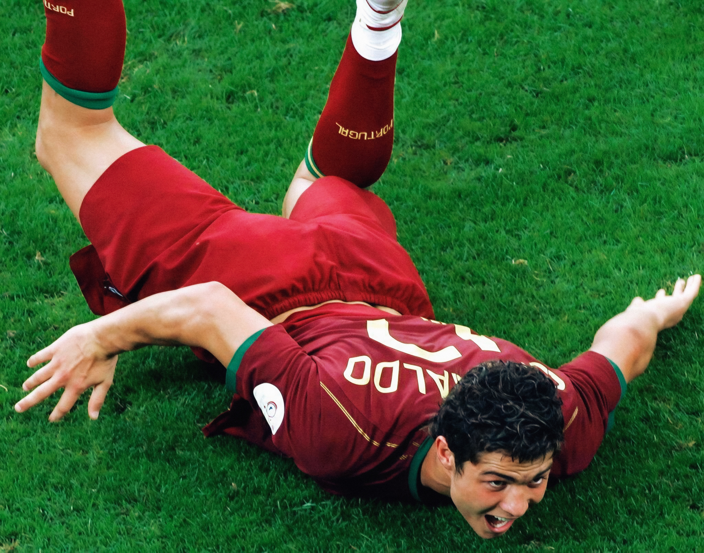 没见过的C罗照片 🎞️17号小将滑越草坪𝑪𝒓𝒊𝒔𝒕𝒊𝒂𝒏𝒐?