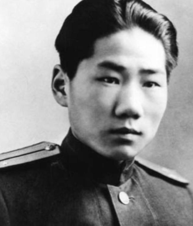 1955年，中央派人前往朝鲜挖毛岸英坟墓，可当大家刚开始挖，就突然跑过来一名妇女