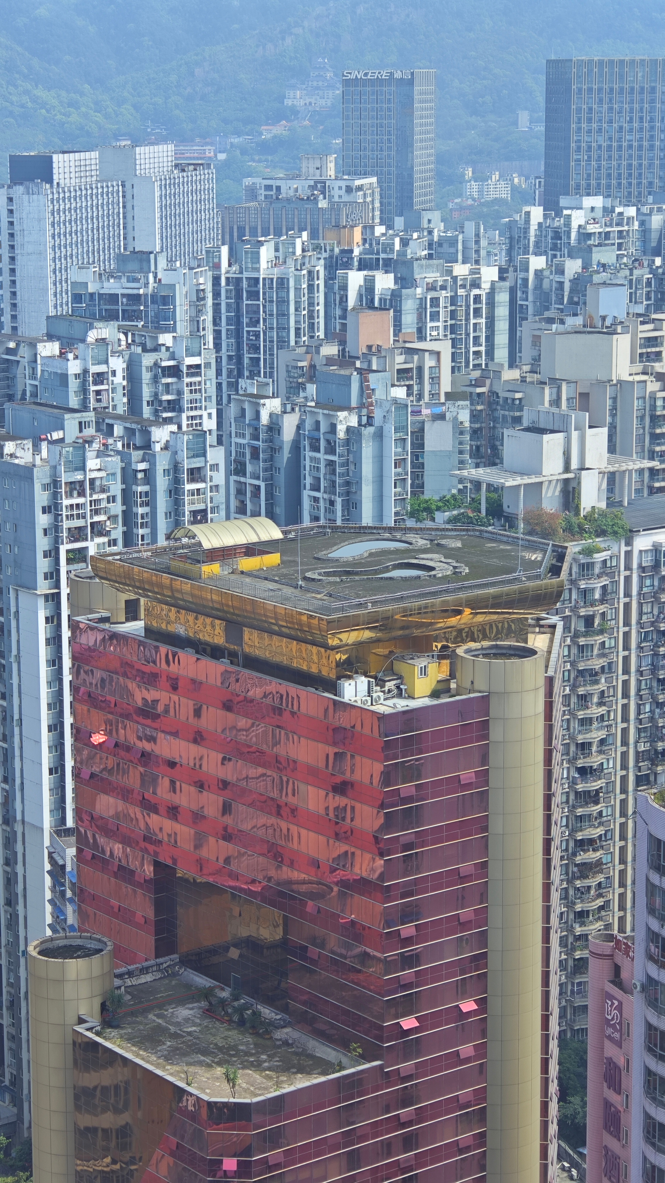 房顶上做两个蓄水的大脚丫是什么讲究？一步登天吗？ 重庆·重庆康莱德酒店Conra