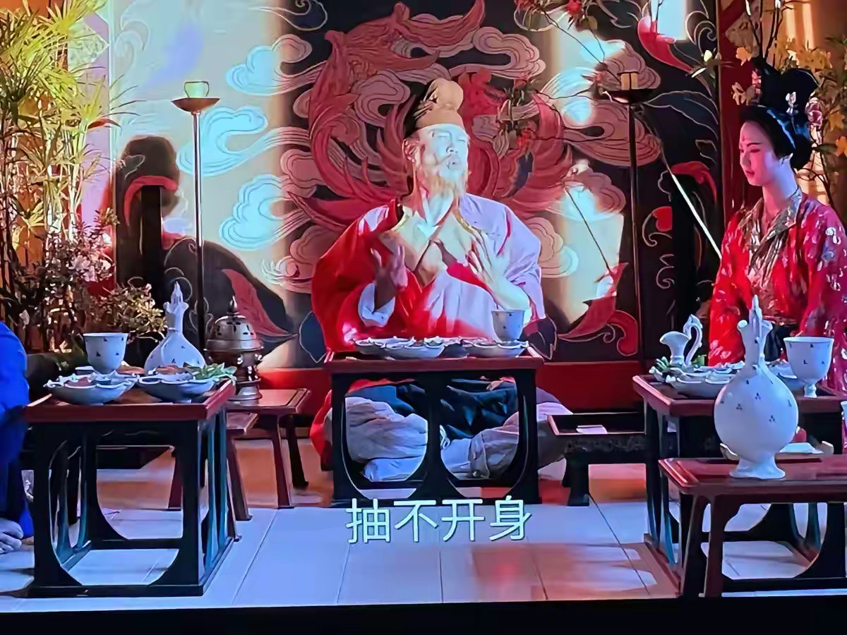 长安的荔枝摄影指导和灯光师可以下岗了。这部剧给人一种有钱又没钱的感觉，你说他拍的