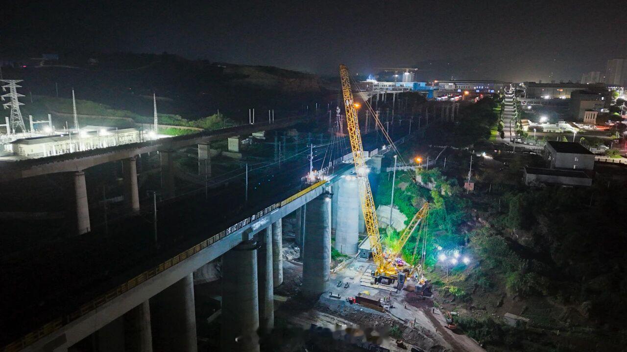 国铁头条【贯通！新建线路与既有铁路路网实现无缝衔接】6月8日2时许，最后一片长3