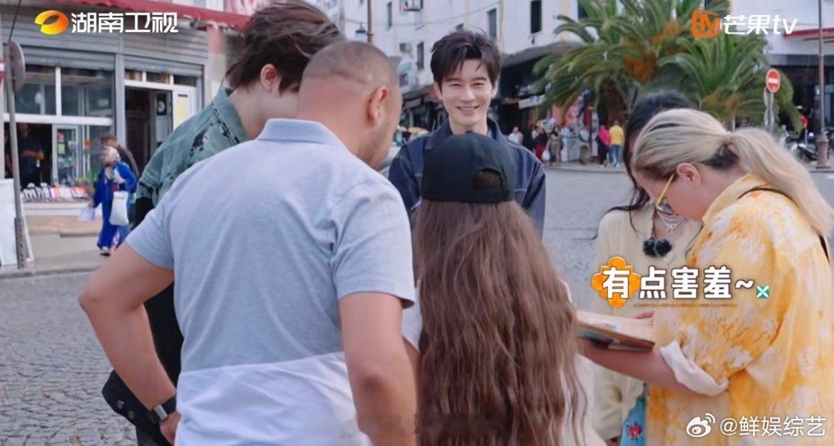 沈月[超话]外国幼崽对沈月又亲又抱中餐厅名场面中餐厅沈月第一次出门揽客，从脸红到