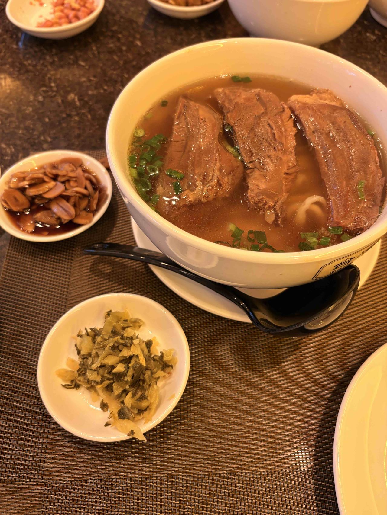 作为重度面条爱好者，昨天在一家台湾牛肉面馆点了一个清汤牛肉面，

看得出来这家老