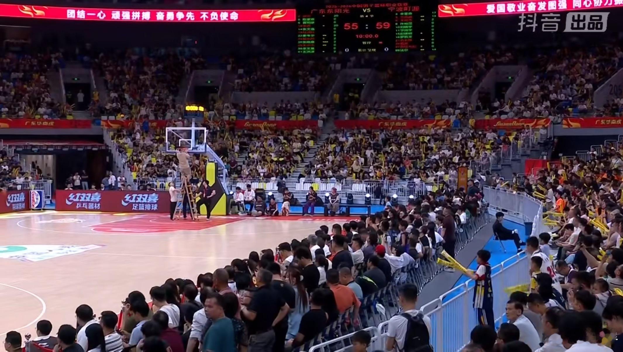 篮网脱勾、篮筐缓震结构应力损坏、篮板碎裂，纵观世界篮坛都不是新鲜事。 