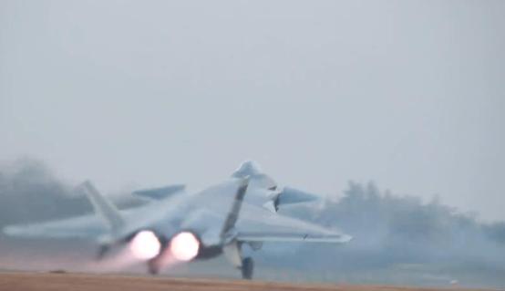 美媒通告全球：歼-20飞越台岛上空，台军根本抓不到，统一成定局。大陆出手锁定两名