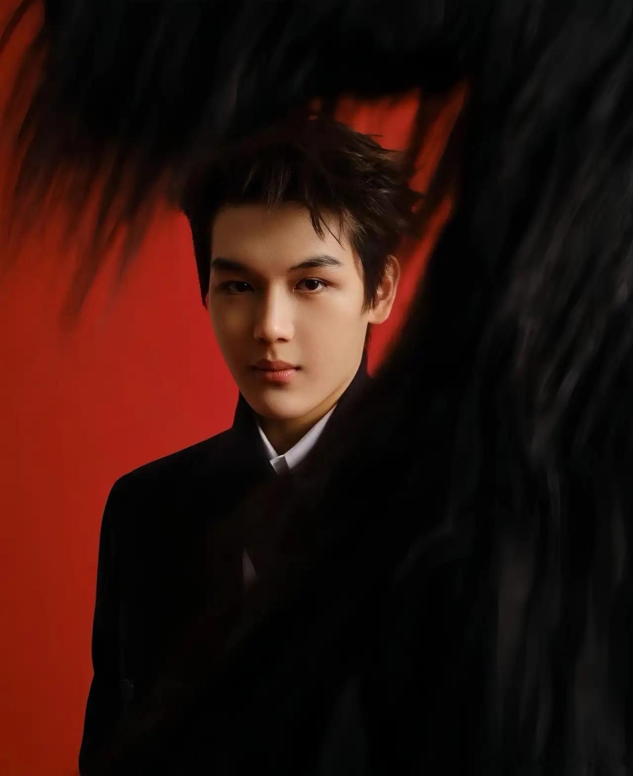 看了王艳儿子球球的最新大片，有句话不知当讲不当讲！这孩子才19岁，但是看面相，跟