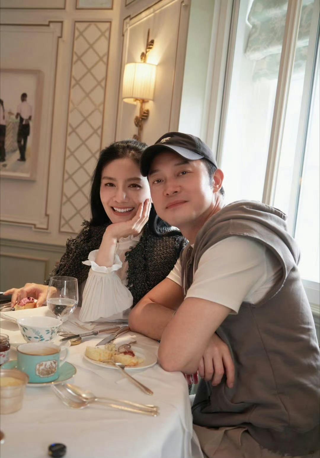 中年夫妻还会有情人节仪式感吗沙溢胡可的中年浪漫胡可收到沙溢送的情人节礼物，一条不