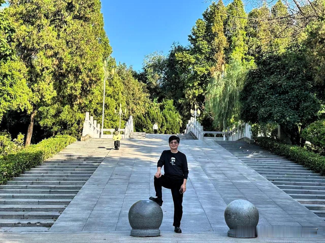 宿迁，珍藏着我青春时光与烂漫回忆。

一天闲暇无事，我伫立窗口背诵毛伟人的诗句。