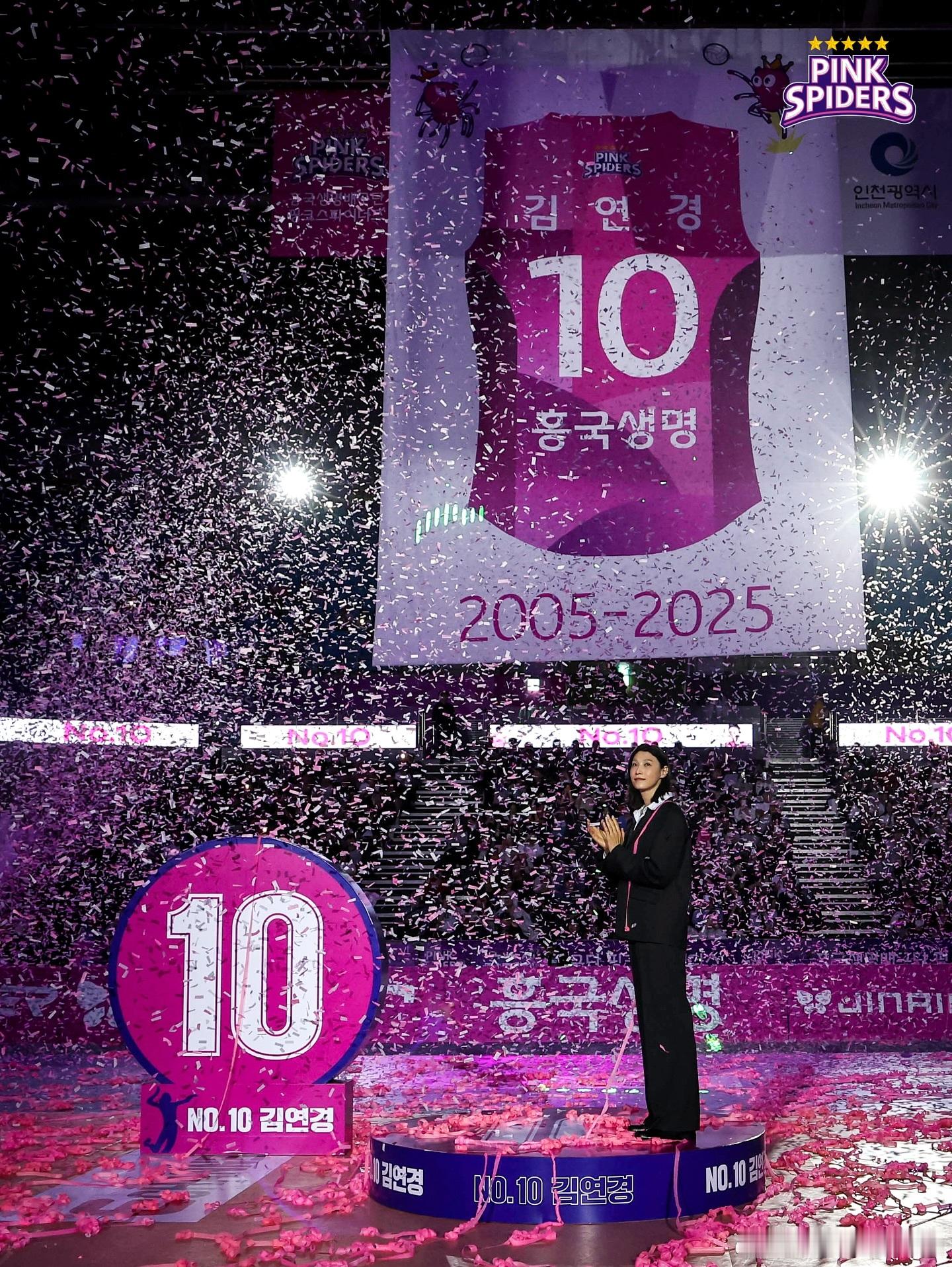 📸 兴国生命粉蜘蛛队在赛季开幕式上为金软璟举行了告别仪式📌 兴国生命粉蜘蛛队