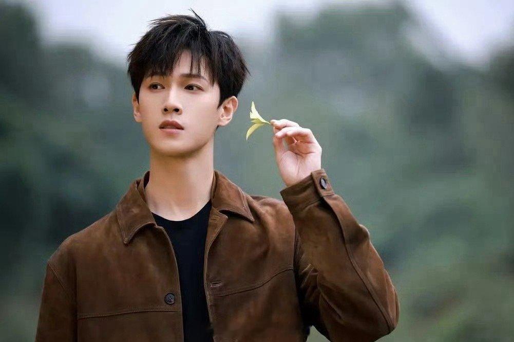 李昀锐的奢代要官宣了，这哥商务这么好吗？ 