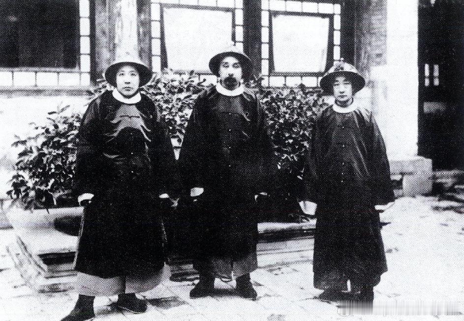 1905年巡警部右侍郎赵秉钧、巡警部尚书徐世昌、巡警部左侍郎毓朗合影历史影像