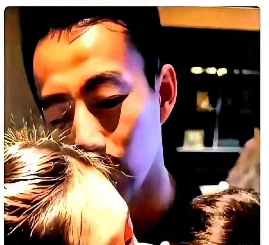 昨晚刷到一个切片，心里挺不是滋味。
12岁的玥儿穿着睡衣，红着眼睛闯进马筱梅的直