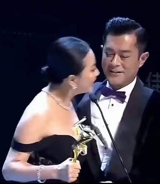 大家先别妄下结论，我们看到的画面，不一定就是你想的那样，刘嘉玲穿成这样，真的不是